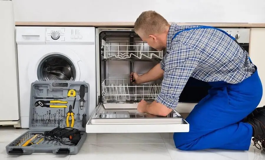 Kemalpaşa Vaillant servisi teknisyen ekibi beyaz eşya tamiri yaparken